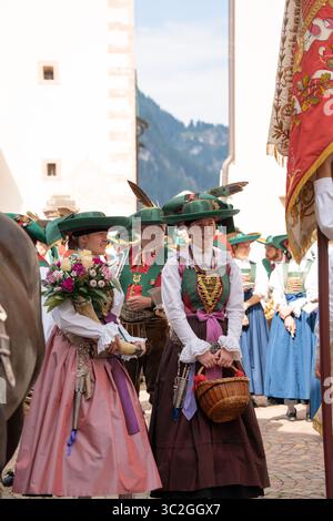 Paire de femmes portant des costumes traditionnels tracht et dirndl lors de la procession du festival d'été du village ladin à Val Gardena Banque D'Images