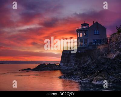 Appledore, North Devon - Une belle gamme de couleurs réparties dans le ciel de l'aube derrière les « anciens garde-côtes » sur l'estuaire de la rivière Torridge à Appledore i. Banque D'Images