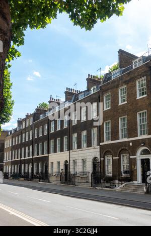 Bâtiments résidentiels typiques dans un style d'architecture géorgienne sur une rue vide de la ville à Bloomsbury, Londres, sans voitures ou personnes lors d'une chaude journée d'été Banque D'Images