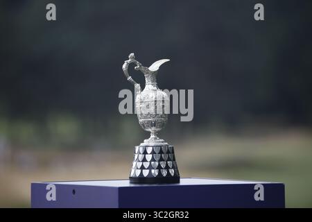 22 juillet 2025 Sunningdale, Berkshire, Royaume-Uni le trophée ISPS HANDA Senior Open est exposé pendant la journée Pro-Am Banque D'Images