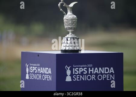 22 juillet 2025 Sunningdale, Berkshire, Royaume-Uni le trophée ISPS HANDA Senior Open est exposé pendant la journée Pro-Am Banque D'Images