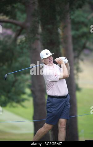 22 juillet 2025 Sunningdale, Berkshire, Royaume-Uni Ernie Els conduisant sur le 11ème tee à l'ISPS HANDA Senior Open pendant la journée Pro-Am Banque D'Images