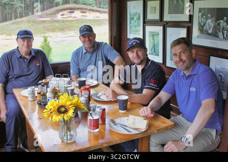 22 juillet, 2025 Sunningdale, Berkshire, Royaume-Uni Thomas Bjorn, Niall Horan et Mark Darbon (PDG de R&A) ont une saucisse dans la célèbre hutte à mi-chemin Sunningdale pendant golfÕs 2025 ISPS HANDA Senior Open, journée Pro-Am Banque D'Images