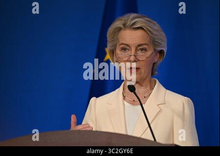 Pékin, Chine. 24 juillet 2025. Ursula von der Leyen, présidente de la Commission européenne, s’adresse aux journalistes. Von der Leyen et le président du Conseil de l'UE Costa ont rencontré les dirigeants chinois lors du 25e sommet UE-Chine à Pékin. Crédit : Johannes Neudecker/dpa/Alamy Live News Banque D'Images
