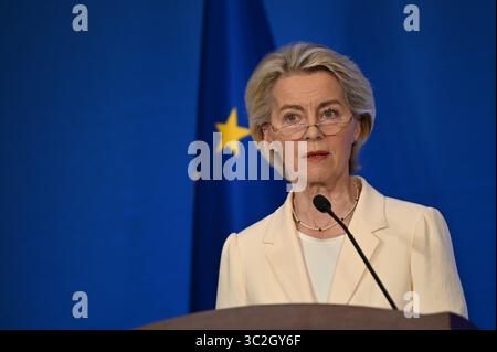 Pékin, Chine. 24 juillet 2025. Ursula von der Leyen, présidente de la Commission européenne, s’adresse aux journalistes. Von der Leyen et le président du Conseil de l'UE Costa ont rencontré les dirigeants chinois lors du 25e sommet UE-Chine à Pékin. Crédit : Johannes Neudecker/dpa/Alamy Live News Banque D'Images