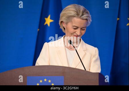Pékin, Chine. 24 juillet 2025. Ursula von der Leyen, présidente de la Commission européenne, s’adresse aux journalistes. Von der Leyen et le président du Conseil de l'UE Costa ont rencontré les dirigeants chinois lors du 25e sommet UE-Chine à Pékin. Crédit : Johannes Neudecker/dpa/Alamy Live News Banque D'Images
