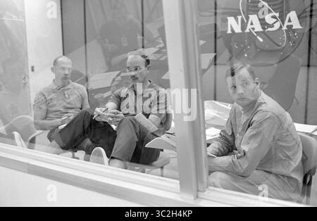 27 juillet 1969 - Floride, États-Unis - les membres d'équipage de la mission Apollo 11 d'atterrissage lunaire passent par leur séance de débriefing après vol le dimanche 27 juillet 1969. De gauche à droite, les astronautes Edwin E. Aldrin Jr., pilote du module lunaire, Michael Collins, pilote du module de commandement, et Neil A. Armstrong, commandant. Ils sont assis dans la salle de débriefing de la zone de réception de l'équipage du laboratoire lunaire de réception au Centre des vaisseaux spatiaux habités. (Crédit image : © NASA/ZUMA Wire/ZUMAPRESS.com) Banque D'Images