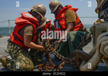 Le 16 juin 2019 - Norfolk, Virginie, États-Unis - des marins du bataillon de construction amphibie (ACB) 2 sécurisent un véhicule sur une installation de déchargement pour roulis/roulis (RRDF) lors de l'exercice Resolute Sun, le 17 juin 2019. L’ACB-2, composé de 87 % de marins de la composante réserve, a appuyé l’exercice d’entraînement conjoint visant à accroître l’état de préparation opérationnelle au combat majeur dans les opérations amphibies et de prépositionnement tout en menant des scénarios de logistique conjointe au-dessus du rivage (JLOTS). (Crédit image : © U.S. Navy/ZUMA Wire/ZUMAPRESS.com) Banque D'Images
