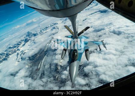 18 juin 2019 - Eielson Air Force base, Alaska, États-Unis - Un Faucon F-16 Fighting Fighting Faucon affecté au 18th Aggressor Squadron, Eielson Air Force base, Alaska, reçoit du carburant d'un KC-135 Stratotanker, affecté au 168th Air Guards National Air ravitaillement Squadron, au-dessus du complexe joint Pacific Alaska Range pendant le DRAPEAU ROUGE Alaska 19-2, le 18 juin 2019. Le 168th Air Reaveling Squadron est une unité de la 168th Air Reaveling Wing de la Garde nationale aérienne de l'Alaska. RF-A est un exercice parrainé par les Forces aériennes du Pacifique conçu pour fournir une formation réaliste dans un environnement de combat simulé (Credit Banque D'Images