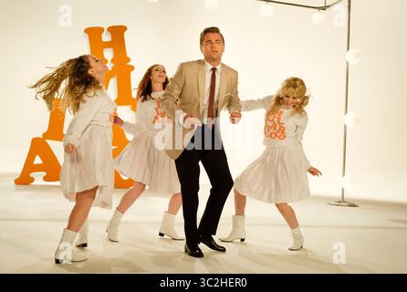 DATE DE SORTIE : 9 août 2019 TITRE : Once Upon a Time in Hollywood STUDIO : Columbia Pictures RÉALISATEUR : Quentin Tarantino INTRIGUE : un acteur de télévision et son cascadeur se lancent dans une odyssée pour se faire un nom dans l'industrie cinématographique lors des meurtres de Charles Manson en 1969 à Los Angeles. EN VEDETTE : LEONARDO DICAPRIO dans le rôle de Rick Dalton. (Crédit image : © Columbia Pictures/Entertainment Pictures/ZUMAPRESS.com) Banque D'Images