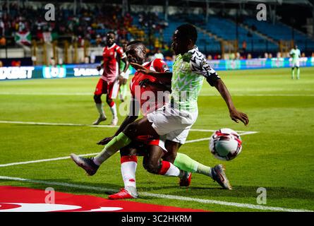 22 juin 2019 : David Nshimirimana du Burundi affrontant Ahmed Musa du Nigeria lors du match de la Coupe d'Afrique des Nations entre le Nigeria et le Burundi au stade Alexandria à Alexandia, en Égypte. Ulrik Pedersen/CSM.(image de crédit : &copy ; Ulrik Pedersen/CSM via ZUMA Wire) Banque D'Images