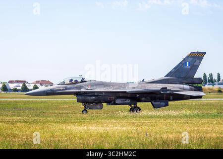 Vue latérale d'un F-16 Fighting Falcon de l'armée de l'air hellénique, un avion de chasse multirôle fabriqué par Lockheed Martin, circulant à l'aéroport de Paris-le Bourget. Banque D'Images