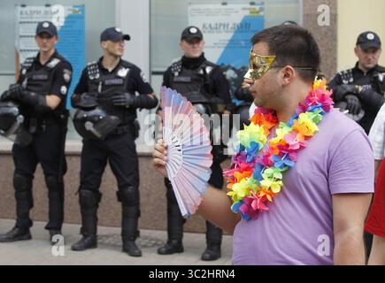 23 juin 2019 - Kiev, Ukraine - Un participant prend part au défilé de la gay Pride ou Marche de l'égalité dans le centre-ville de Kiev..plusieurs milliers de militants et d'associations gays et lesbiennes ont défilé dans le centre de la capitale ukrainienne le 23 juin 2019. (Crédit image : © Pavlo Gonchar/SOPA images via ZUMA Wire) Banque D'Images