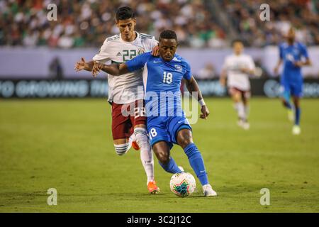 23 juin 2019 : le défenseur martiniquais Samuel Camille (18 ans) et le défenseur mexicain Jorge Sanchez (22 ans) se battent pour le ballon lors du match de la Coupe d'Or de la CONCACAF entre la Martinique et le Mexique qui s'est tenu au Bank of America Stadium à Charlotte, Caroline du Nord. Jonathan Huff/CSM(image de crédit : &copy ; Jonathan Huff/CSM via ZUMA Wire) Banque D'Images