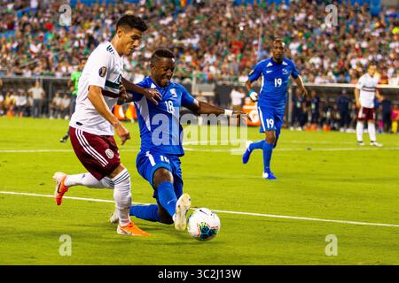 23 juin 2019 : le défenseur mexicain Jorge Sanchez (22 ans) reçoit le ballon éliminé par le défenseur martiniquais Samuel Camille (18 ans) lors du match de la Gold Cup 2019 au Bank of America Stadium de Charlotte, Caroline du Nord. (Scott Kinser)(image de crédit : &copy ; Scott Kinser/CSM via ZUMA Wire) Banque D'Images