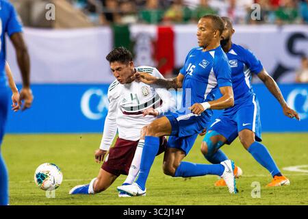 23 juin 2019 : le défenseur mexicain Edson Alvarez (4 ans) se retrouve face au défenseur martiniquais Yann Thimon (14 ans) lors du match de la Gold Cup 2019 au Bank of America Stadium de Charlotte, Caroline du Nord. (Scott Kinser)(image de crédit : &copy ; Scott Kinser/CSM via ZUMA Wire) Banque D'Images