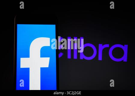 24 juin 2019 - Cracovie, Pologne - dans cette illustration photo, un logo facebook affiché sur un smartphone avec le logo Libra, le logo de monnaie crypto facebook sur le fond. (Crédit image : © Omar marques/SOPA images via ZUMA Wire) Banque D'Images