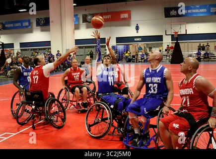 Le 24 juin 2019 - Tampa, Floride, États-Unis - le Sgt-maître Kenneth Quinn (11 ans), au centre de la US Air Force, pousse la défense canadienne pour un tir tout en participant à l'événement préliminaire de basketball en fauteuil roulant des Warrior Games 2019, le lundi 24 juin 2019, au Centre des congrès de Tampa. Les règles dictent les équipes peuvent inscrire un maximum de 10 joueurs et peuvent être composées d'athlètes du même sexe ou de sexe mixte. (Crédit image : © Douglas R. Clifford/Tampa Bay Times via ZUMA Wire) Banque D'Images