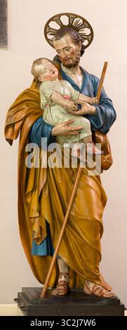 PIACENZA, ITALIE - 20 MAI 2025 : statue polychrome sculptée de Joseph dans l'église Basilica di San Francesco par un artiste inconnu du 19. cent. Banque D'Images