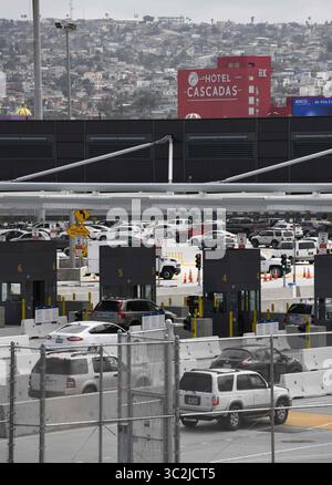 25 juin 2019 - San Diego, CA, États-Unis - les voitures voyagent vers le sud à travers un point de contrôle américain au port d'entrée de San Ysidro mardi 25 juin 2019, à San Diego. En arrière-plan se trouvent les collines de Tijuana, au Mexique. (Crédit image : © Denis Poroy/ZUMA Wire) Banque D'Images