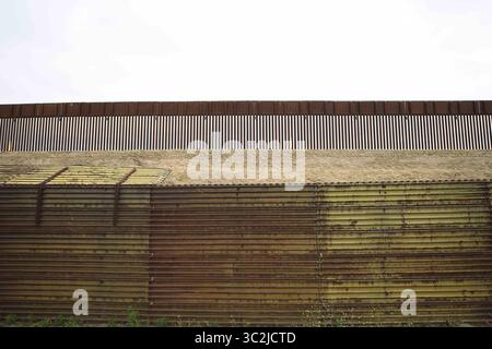 25 juin 2019 - San Diego, CA, États-Unis - Une section de double clôture se trouve le long de la frontière entre les États-Unis et le Mexique près du port d'entrée de San Ysidro mardi 25 juin 2019, à San Diego. (Crédit image : © Denis Poroy/ZUMA Wire) Banque D'Images