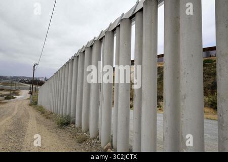 25 juin 2019 - San Diego, CA, États-Unis - Une section de double clôture se trouve le long de la frontière entre les États-Unis et le Mexique près du Border Field State Park mardi 25 juin 2019, à San Diego. (Crédit image : © Denis Poroy/ZUMA Wire) Banque D'Images