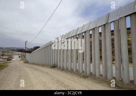 25 juin 2019 - San Diego, CA, États-Unis - Une section de double clôture se trouve le long de la frontière entre les États-Unis et le Mexique près du Border Field State Park mardi 25 juin 2019, à San Diego. (Crédit image : © Denis Poroy/ZUMA Wire) Banque D'Images