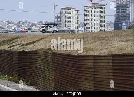 25 juin 2019 - San Diego, CA, États-Unis - Un véhicule de patrouille des douanes et des frontières des États-Unis patrouille le long de la frontière entre les États-Unis et le Mexique près du port d'entrée de San Ysidro mardi 25 juin 2019, à San Diego. (Crédit image : © Denis Poroy/ZUMA Wire) Banque D'Images