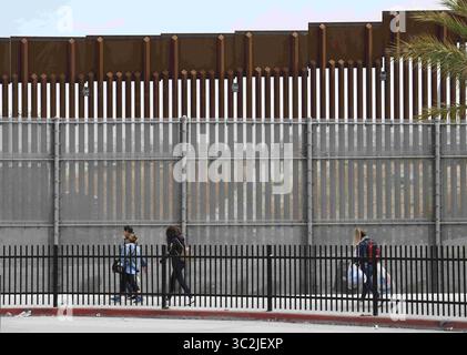 25 juin 2019 - San Diego, CA, États-Unis - les piétons passent devant une section de la barrière frontalière entre les États-Unis et le Mexique près du port d'entrée de San Ysidro mardi 25 juin 2019, à San Diego. (Crédit image : © Denis Poroy/ZUMA Wire) Banque D'Images