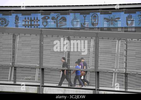 25 juin 2019 - San Diego, CA, États-Unis - les piétons entrent aux États-Unis au port d'entrée de San Ysidro mardi 25 juin 2019, à San Diego. (Crédit image : © Denis Poroy/ZUMA Wire) Banque D'Images