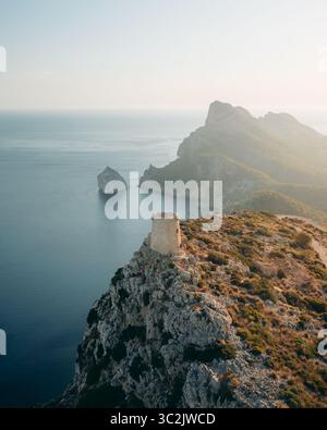 Vue aérienne de l'ancienne tour de guet Talaia d'Albercutx perchée sur des falaises escarpées surplombant la mer d'un bleu profond, Formentor, Islas Baleares, Espagne. Banque D'Images