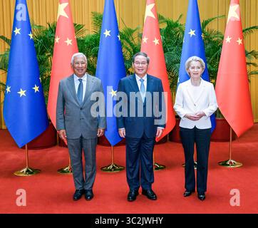 Pékin, Chine. 24 juillet 2025. Le premier ministre chinois Li Qiang copréside le 25e sommet Chine-UE avec le président du Conseil européen Antonio Costa et la présidente de la Commission européenne Ursula von der Leyen au Grand Hall du peuple à Pékin, capitale de la Chine, le 24 juillet 2025. Crédit : Rao Aïmin/Xinhua/Alamy Live News Banque D'Images