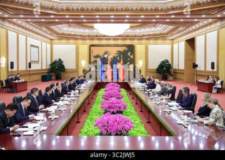 Pékin, Chine. 24 juillet 2025. Le premier ministre chinois Li Qiang copréside le 25e sommet Chine-UE avec le président du Conseil européen Antonio Costa et la présidente de la Commission européenne Ursula von der Leyen au Grand Hall du peuple à Pékin, capitale de la Chine, le 24 juillet 2025. Crédit : Liu Bin/Xinhua/Alamy Live News Banque D'Images