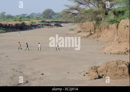 KENYA, Turkana, Kakuma, camp de réfugiés, les réfugiés transportent de l'eau sur de longues distances / KENIA, Turkana, Flüchtlingslager Kakuma Banque D'Images