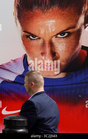Londres, Royaume-Uni. 23 juillet 2025. Un homme passe devant une réserve publicitaire mettant en vedette l'Angleterre et le milieu de terrain d'Arsenal Leah Williamson devant le magasin Nike d'Oxford Street, dans le centre de Londres, avant la finale de l'Euro 2025 féminin de l'UEFA entre les champions en titre de l'Angleterre et de l'Espagne. Crédit : SOPA images Limited/Alamy Live News Banque D'Images