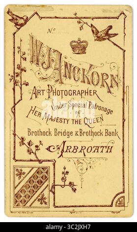Carte de visite victorienne originale des années 1880 (carte de visite ou CDV) du photographe écossais W J Anckorn d'Arbroath (studios à Brothnock Bridge et Brothock Bank), Écosse, Royaume-Uni vers 1880 Banque D'Images
