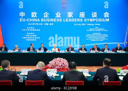 Pékin, Chine. 24 juillet 2025. Le premier ministre chinois Li Qiang et la présidente de la Commission européenne Ursula von der Leyen assistent au Symposium Chine-UE des chefs d'entreprise au Grand Hall du peuple à Pékin, capitale de la Chine, le 24 juillet 2025. Crédit : Liu Bin/Xinhua/Alamy Live News Banque D'Images