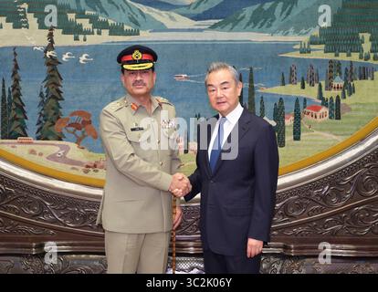 Pékin, Chine. 24 juillet 2025. Wang Yi, membre du Bureau politique du Comité central du Parti communiste chinois et directeur du Bureau de la Commission centrale des affaires étrangères, rencontre le chef d'état-major pakistanais Asim Munir à Pékin, capitale de la Chine, le 24 juillet 2025. Crédit : Ding Lin/Xinhua/Alamy Live News Banque D'Images