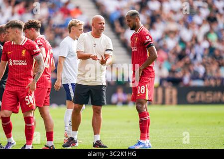 Le manager de Liverpool Arne Slot et l'attaquant de Liverpool Cody Gakpo (18 ans) lors du match amical de pré-saison Preston North End FC contre Liverpool FC à Deepdale, Preston, Angleterre, Royaume-Uni le 13 juillet 2025 crédit : Eleanor Hoad/Every second Media Banque D'Images