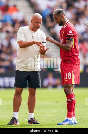 Le manager de Liverpool Arne Slot et l'attaquant de Liverpool Cody Gakpo (18 ans) lors du match amical de pré-saison Preston North End FC contre Liverpool FC à Deepdale, Preston, Angleterre, Royaume-Uni le 13 juillet 2025 crédit : Eleanor Hoad/Every second Media Banque D'Images