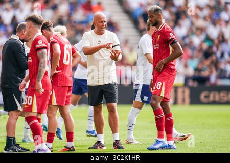 Le manager de Liverpool Arne Slot et l'attaquant de Liverpool Cody Gakpo (18 ans) lors du match amical de pré-saison Preston North End FC contre Liverpool FC à Deepdale, Preston, Angleterre, Royaume-Uni le 13 juillet 2025 crédit : Eleanor Hoad/Every second Media Banque D'Images
