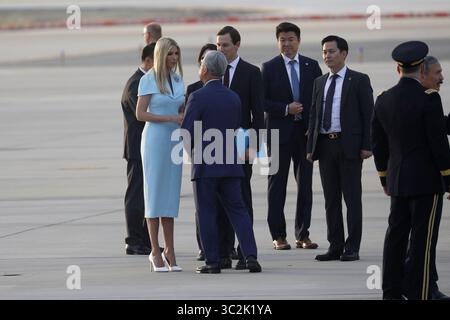 29 juin 2019 - Osan, GYEONGGI, CORÉE DU SUD - 29 juin 2019 - Osan, Corée du Sud-États-Unis Le président Donald Trump et sa fille Ivanka Trump, Jared Corey Kushner arrivent à la base aérienne militaire d’Osan, en Corée du Sud. Donals Trump a prévu deux jours de visite en Corée du Sud. Et il va à DMZ (Arrowhead Hill) visite demain matin à l'heure de la Corée du Sud. (Crédit image : © Ryu Seung-il/ZUMA Wire) Banque D'Images