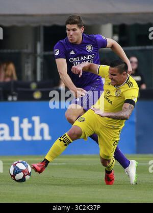 29 juin 2019 - Columbus, OH, USA - le milieu de terrain de Columbus Crew David Guzman (9) essaie de garder le ballon du milieu de terrain d'Orlando City Sacha Kljestan (16) en première mi-temps au Mapfre Stadium à Columbus, Ohio, le samedi 29 juin 2019. (Crédit image : © TNS via ZUMA Wire) Banque D'Images