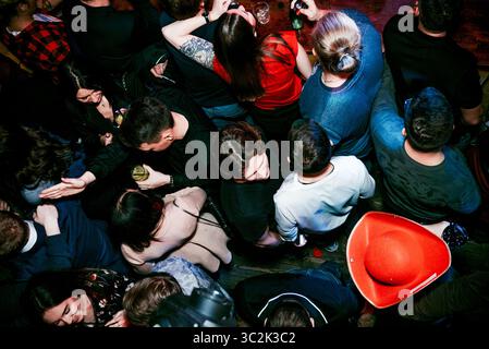 Saint-Pétersbourg, Russie, 2 février 2019, fête de nuit dans le club, les gens dansent sur fond de lumières colorées vives, boîte de nuit pour adultes Banque D'Images