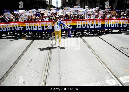30 juin 2019 - San Francisco, CA, États-Unis - San Francisco, CA, États-Unis - sénateur américain de Californie et candidate à la présidence, KAMALA HARRIS, a assisté à cette parade de fierté à San Francisco le 30 juin. (Crédit image : © Neal Waters/ZUMA Wire) Banque D'Images