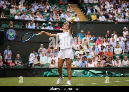 1 juillet 2019 - Londres, GRANDE-BRETAGNE - Yulia Putintseva du Kazakhstan en action lors de la première manche du tournoi de tennis du Grand Chelem de Wimbledon 2019 contre Naomi Osaka du Japon (crédit image : © AFP7 via ZUMA Wire) Banque D'Images
