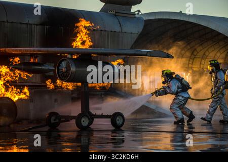 Le 25 juin 2019 - Yuma, Arizona, États-Unis - les Marines américains avec Aircraft Rescue and Fire Fighting (ARFF), quartier général et quartier général de l'escadron (H&HS), Marine corps Air Station (MCAS) Yuma ont effectué des exercices de ligne manuelle pendant la formation de brûlage en direct sur MCAS Yuma, Arizona, le 25 juin 2019. Les exercices manuels en ligne se concentrent sur les techniques pour repousser les incendies de carburant loin des avions, les Marines ARFF s'entraînent mensuellement pour améliorer leur préparation en cas d'urgence sur la ligne de vol. (Crédit image : © U.S. Marines/ZUMA Wire/ZUMAPRESS.com) Banque D'Images