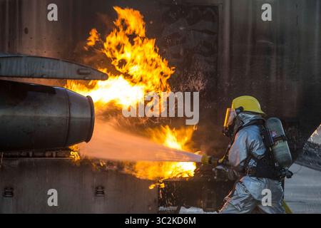Le 25 juin 2019 - Yuma, Arizona, États-Unis - les Marines américains avec Aircraft Rescue and Fire Fighting (ARFF), quartier général et quartier général de l'escadron (H&HS), Marine corps Air Station (MCAS) Yuma effectuent des exercices manuels au cours de l'entraînement en brûlure réelle sur MCAS Yuma, Ariz., le 25 juin 2019. Les exercices manuels en ligne se concentrent sur les techniques pour repousser les incendies de carburant loin des avions, les Marines ARFF s'entraînent mensuellement pour améliorer leur préparation en cas d'urgence sur la ligne de vol. (Crédit image : © U.S. Marines/ZUMA Wire/ZUMAPRESS.com) Banque D'Images