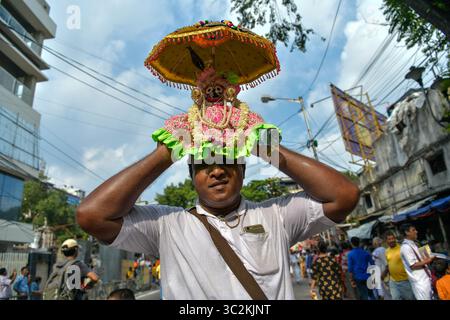 Juillet 4, 2019 - Kolkata, Bengale occidental, Inde - Un dévot tient une idole du seigneur Jagannath lors d'un Festival..Rath Yatra est un événement annuel, qui est célébré au mois de juin ou juillet. Il est dédié à Lord Jagannath, sa sœur la déesse Subhadra et son frère aîné Lord Balabhadra. (Crédit image : © Avijit Ghosh/SOPA images via ZUMA Wire) Banque D'Images
