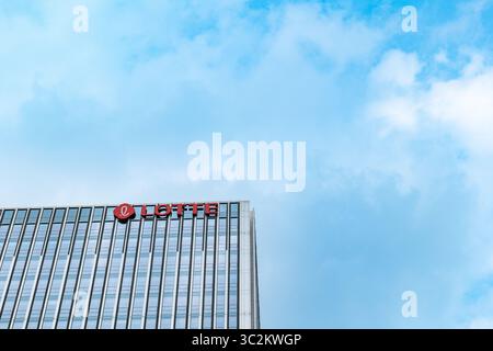 Hanoi, Vietnam - 01.20.2024 : logo Lotte Corporation au Lotte Mall West Lake Hanoi à Hanoi, Vietnam. C'est le plus grand centre commercial du Vietnam et situé dans la capitale de Hanoi. Banque D'Images